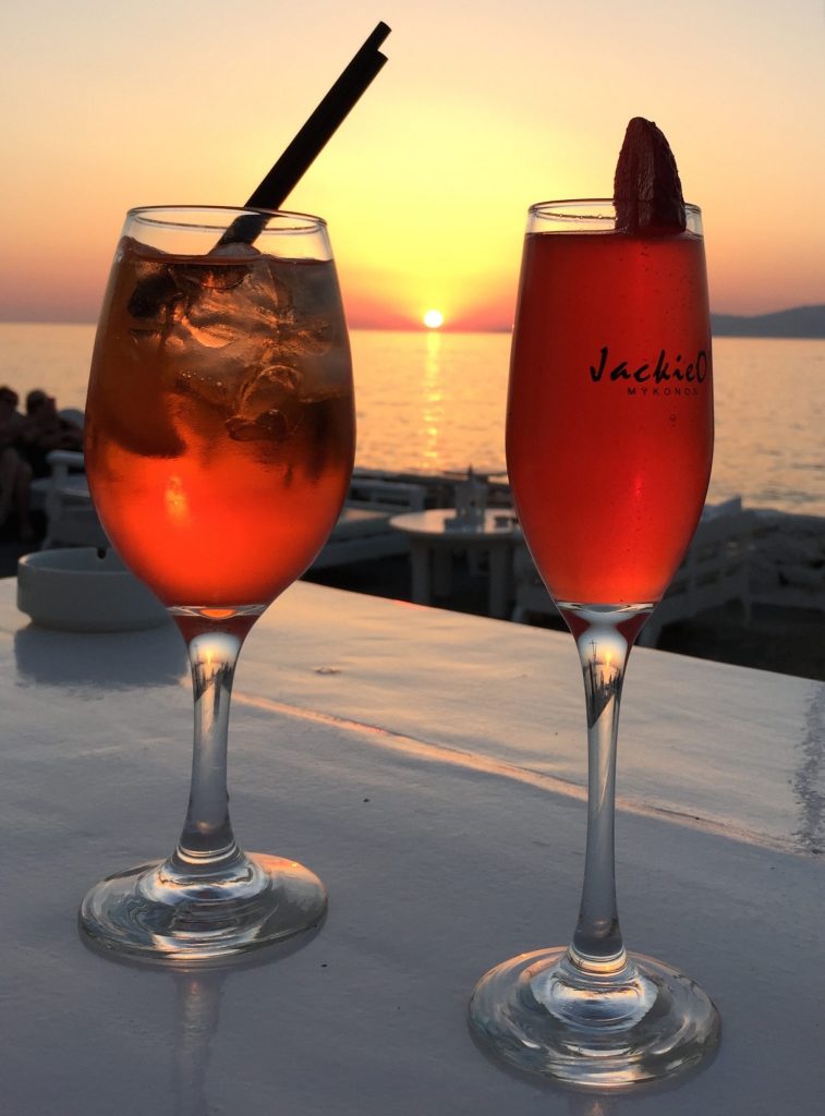 Zwei Cocktailgläser beim Sonnenuntergang