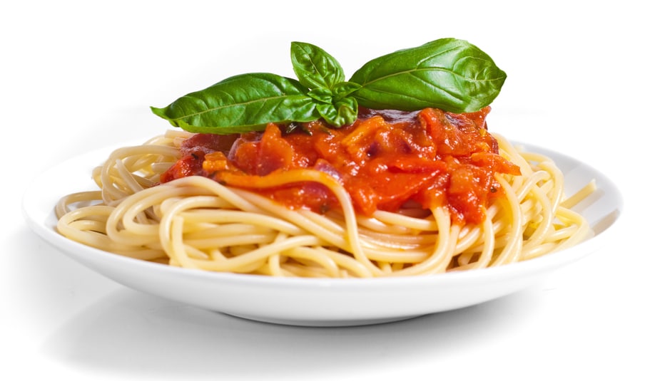 Teller mit Spaghetti, Tomatensauce und Basiilikum