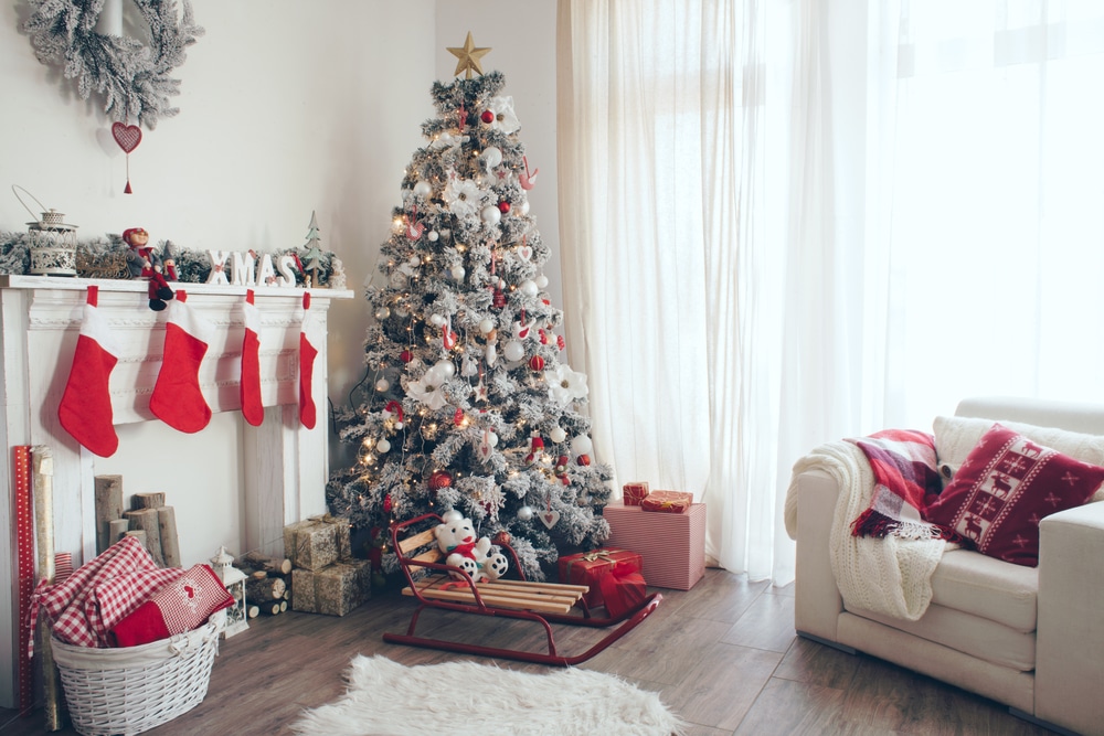 Weihnachts-Szene: Baum, Kamin und Geschenke