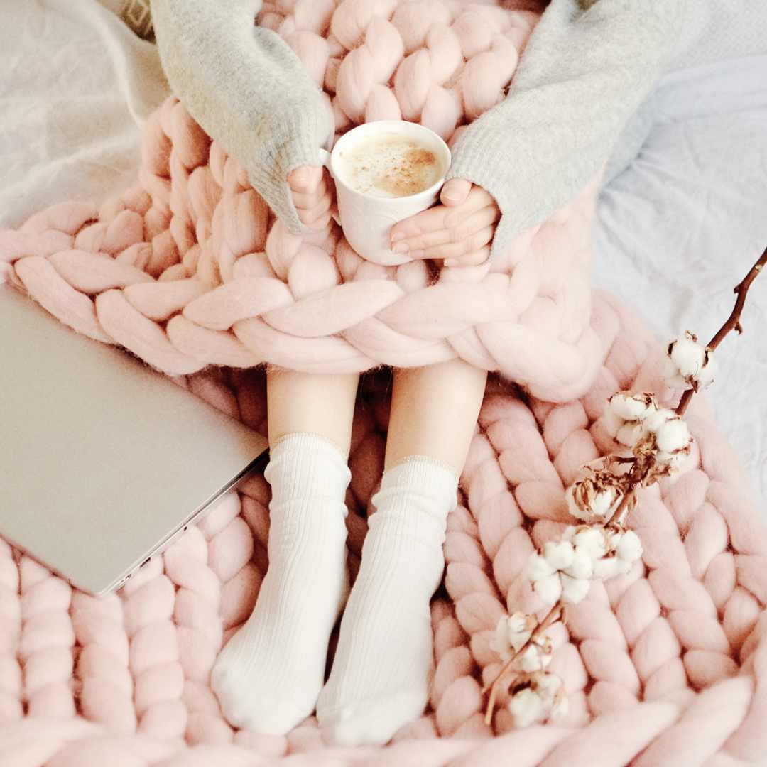 Frau mit Tasse in der Hand